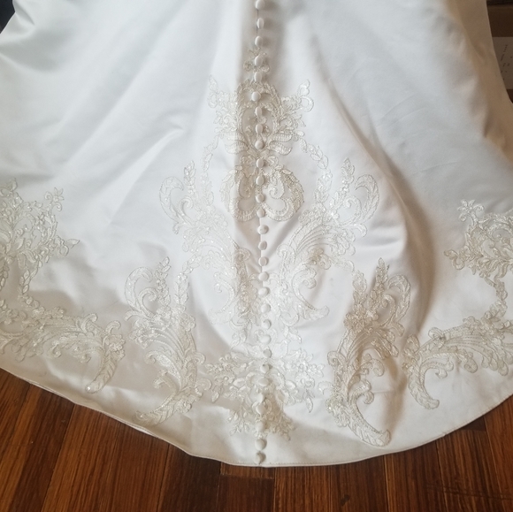 Wedding dress - Picture 7 of 8